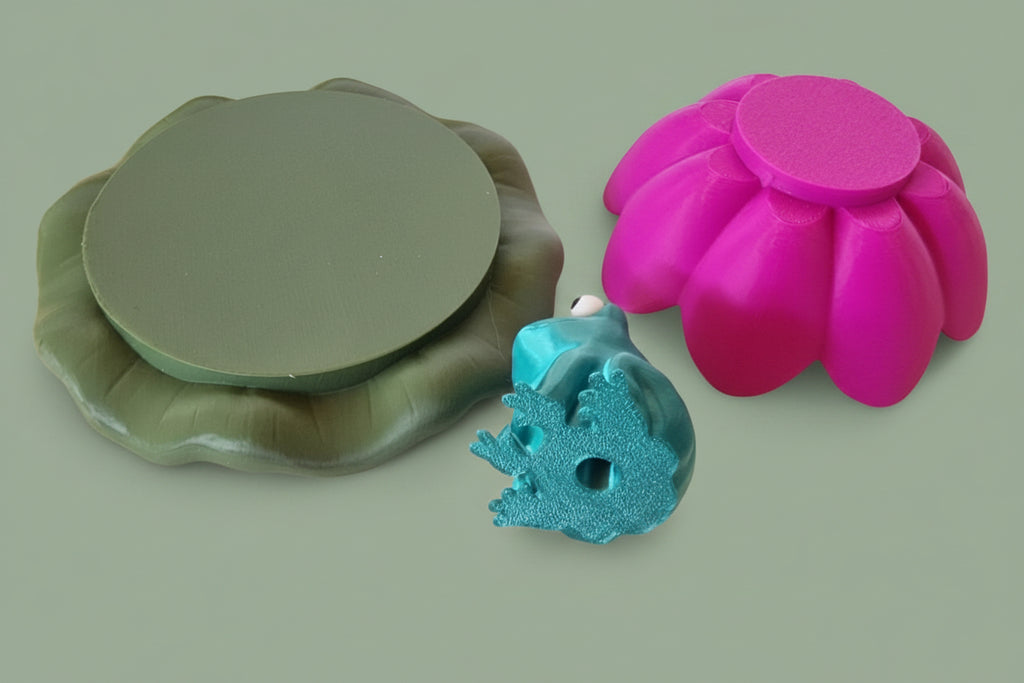 Frosch Fridolin – Seerose schwimmend oder als Gartenstecker